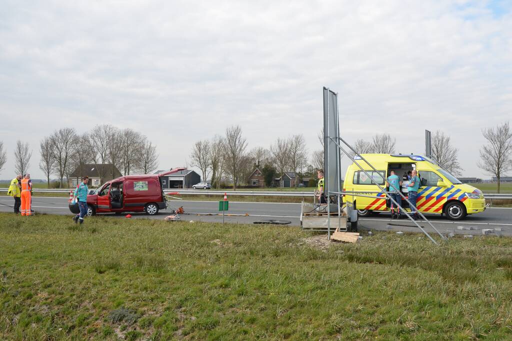 Bestelbus met aanhanger slaat over de kop