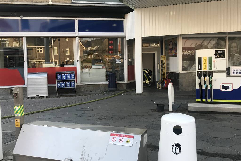 Brandgerucht in winkel van tankstation