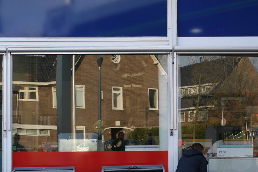 Brandgerucht in winkel van tankstation