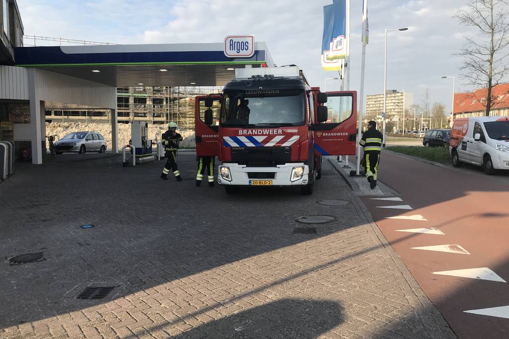 Brandgerucht in winkel van tankstation