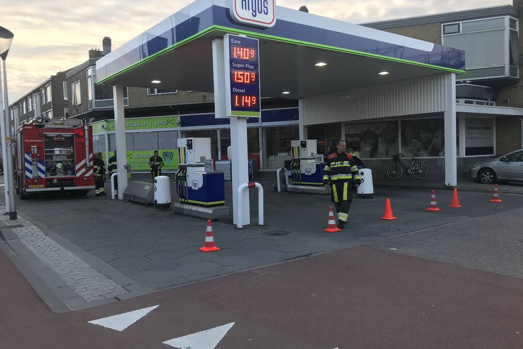 Brandgerucht in winkel van tankstation