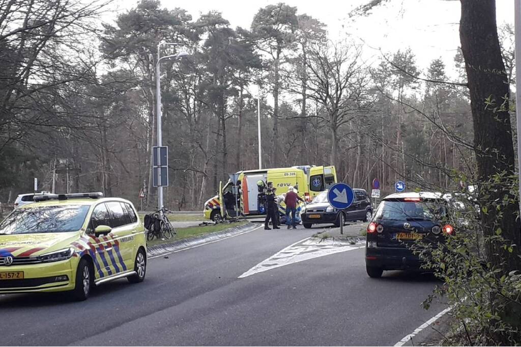 Racefietser aangereden door personenauto