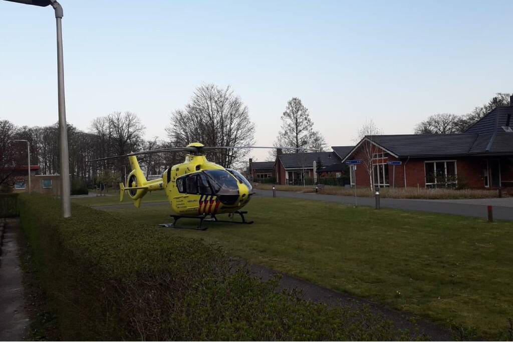 Racefietser aangereden door personenauto
