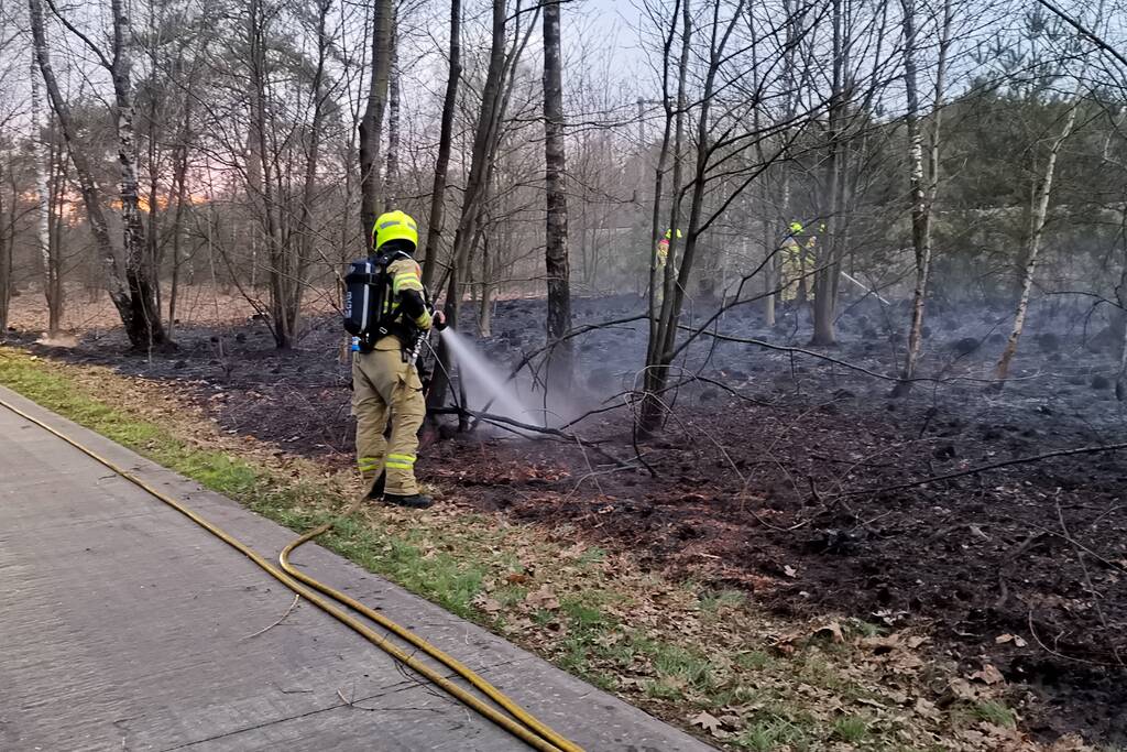 Groot stuk bosschage langs spoor in brand