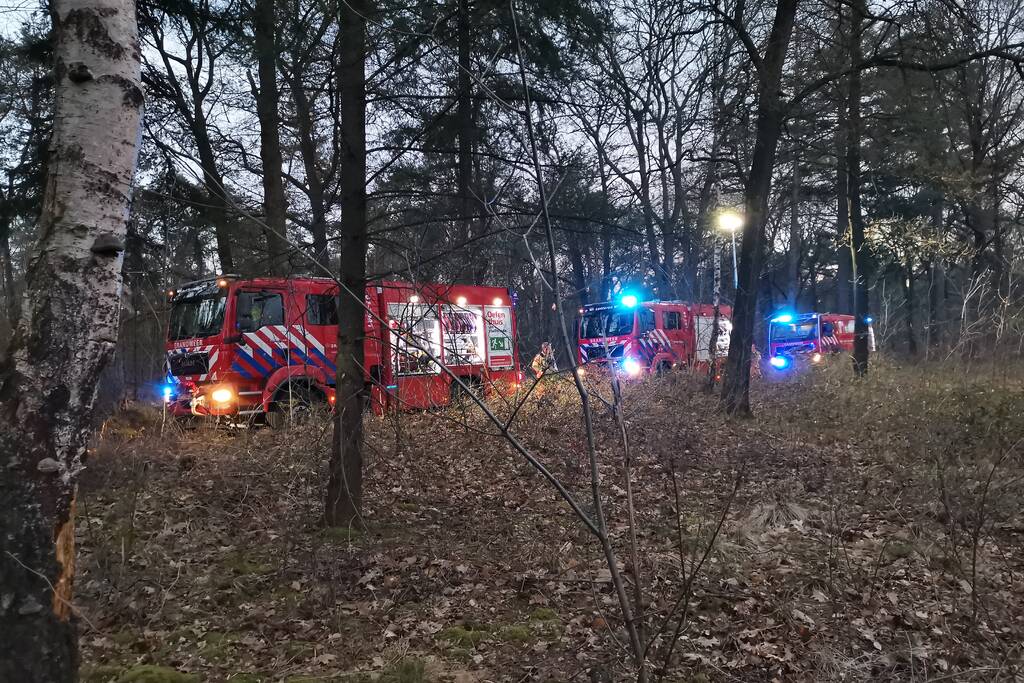 Groot stuk bosschage langs spoor in brand