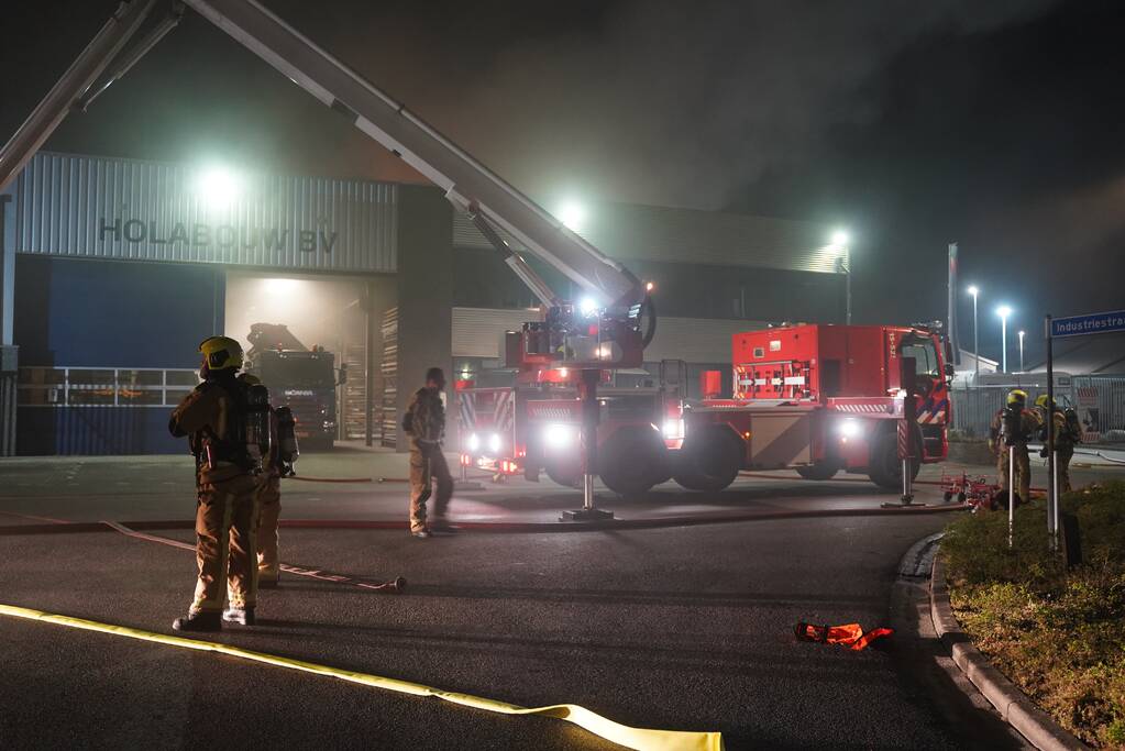 Zeer grote brand in bedrijfspand Holabouw BV