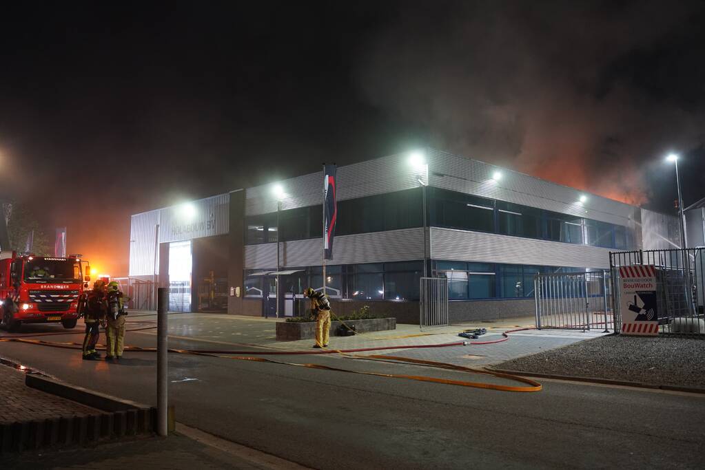 Zeer grote brand in bedrijfspand Holabouw BV