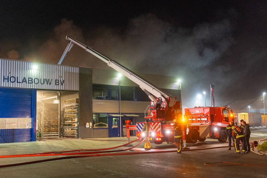 Zeer grote brand in bedrijfspand Holabouw BV