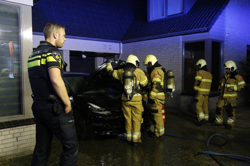 Tesla op oprit vliegt in brand tijdens laden