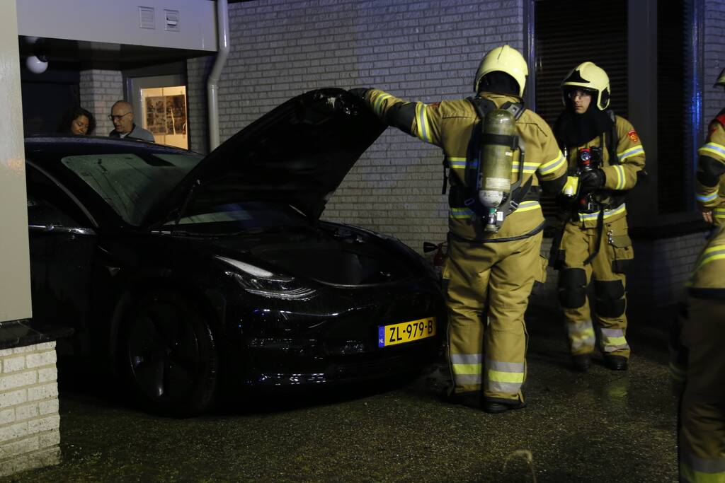 Tesla op oprit vliegt in brand tijdens laden