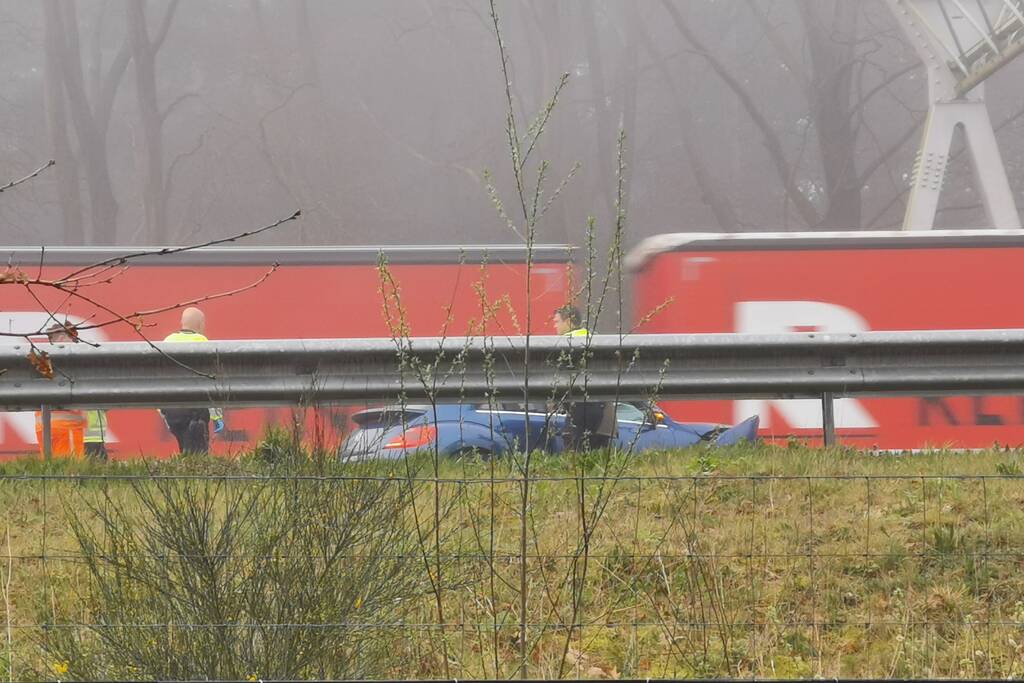 Automobilist vliegt met auto de vangrail in