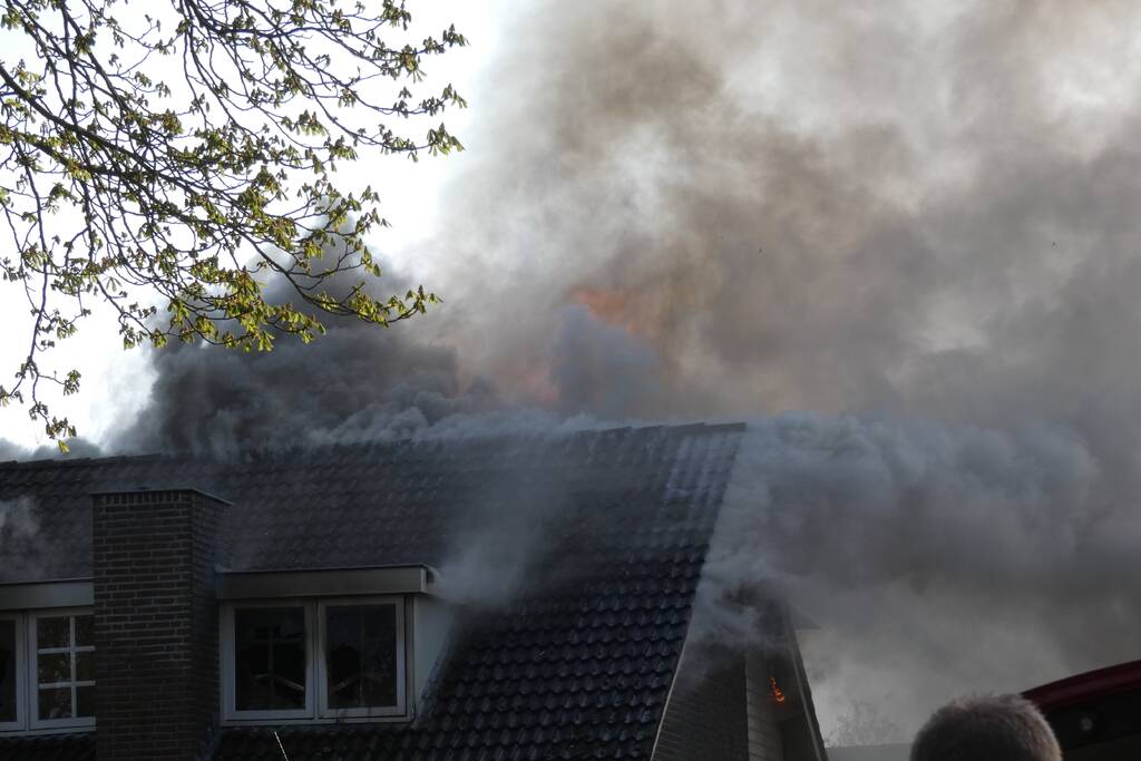 Veel rook bij uitslaande woningbrand