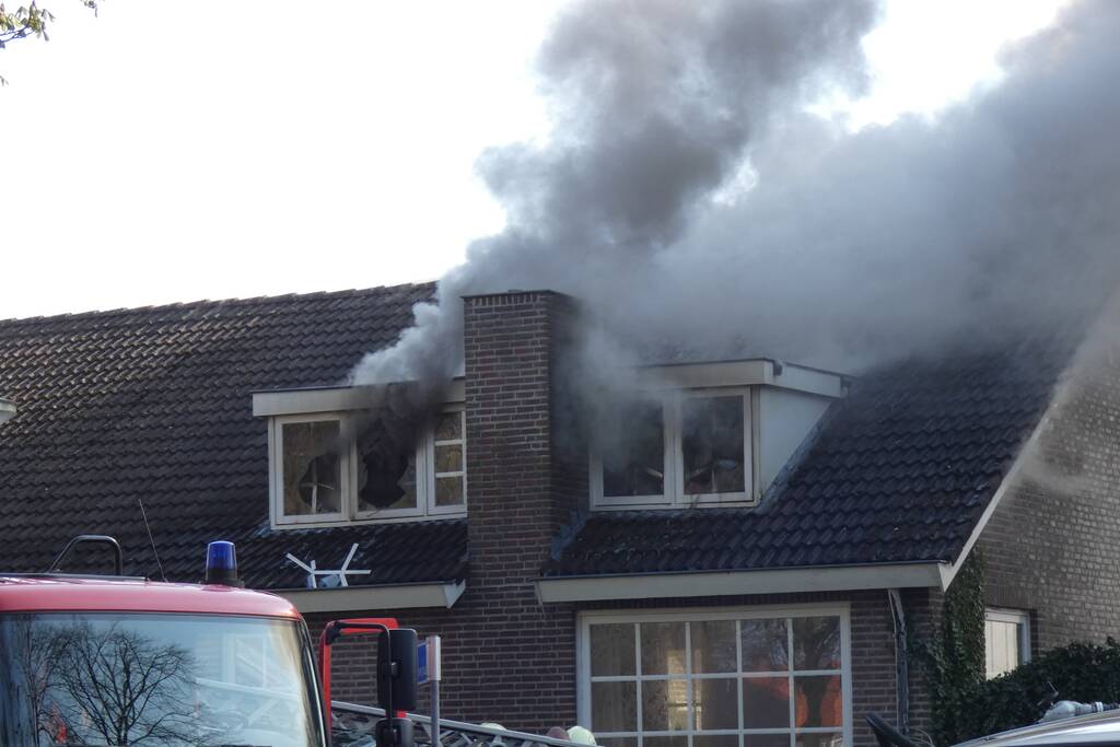 Veel rook bij uitslaande woningbrand