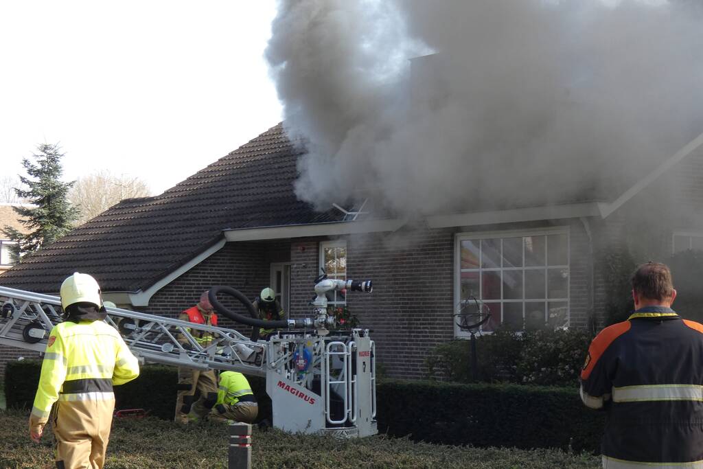 Veel rook bij uitslaande woningbrand