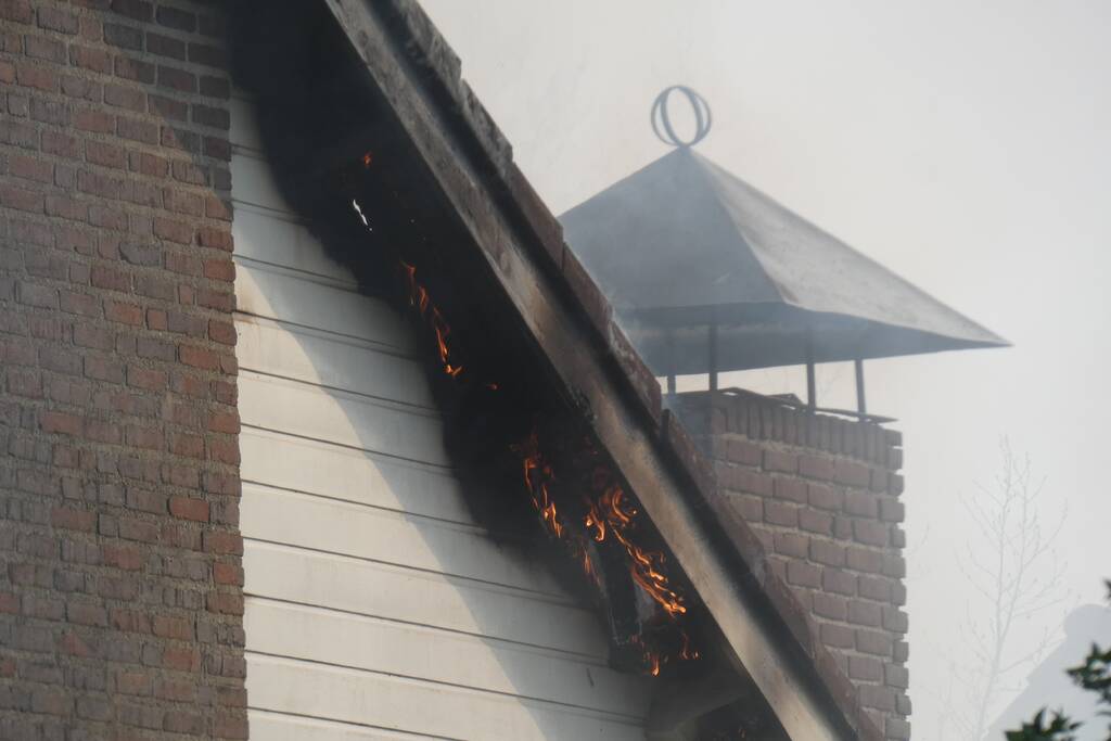 Veel rook bij uitslaande woningbrand