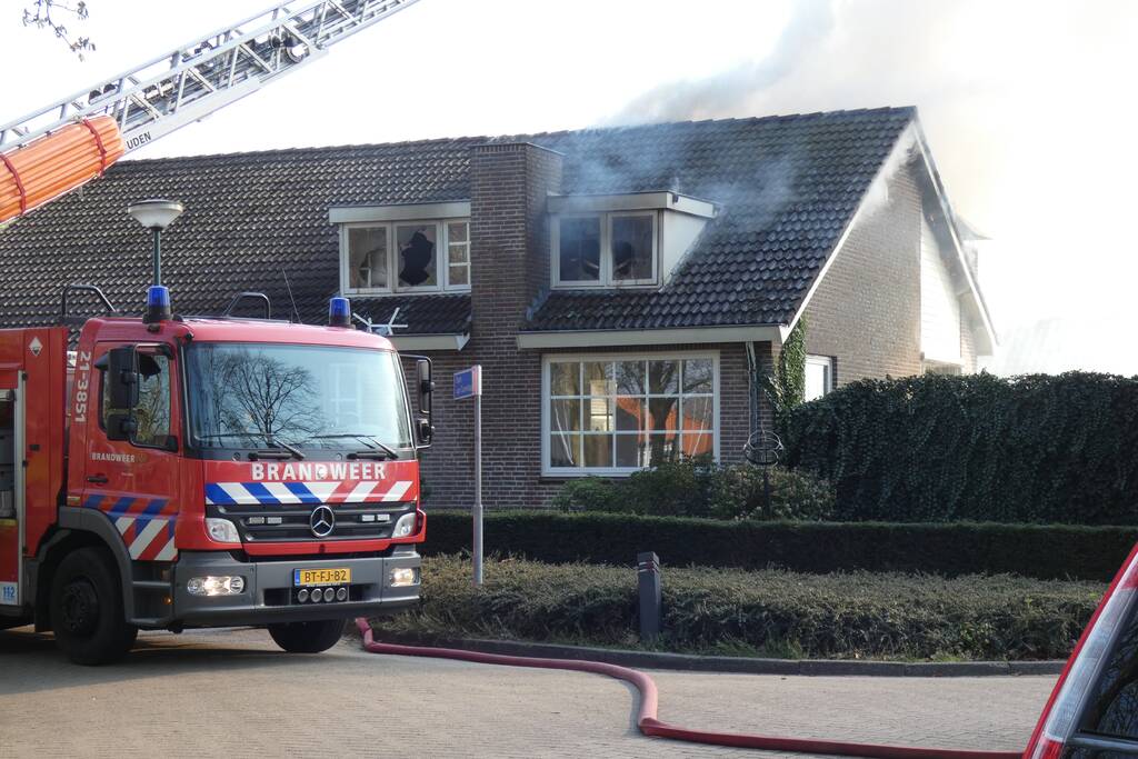 Veel rook bij uitslaande woningbrand
