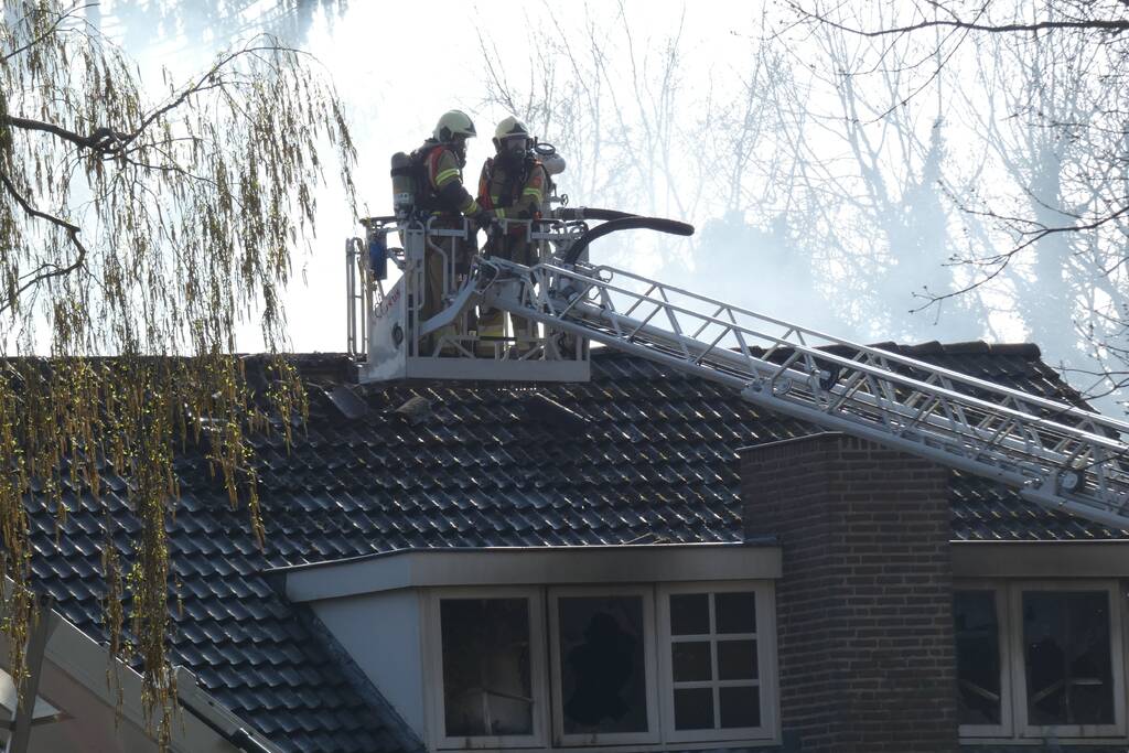 Veel rook bij uitslaande woningbrand