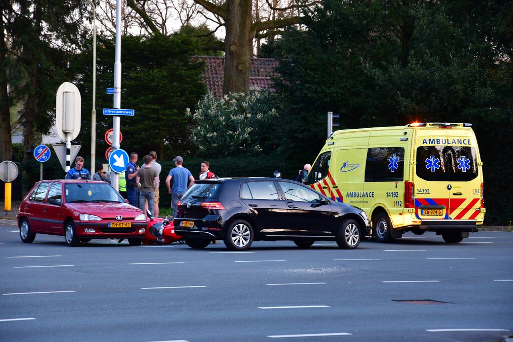 Motorrijder knalt op auto