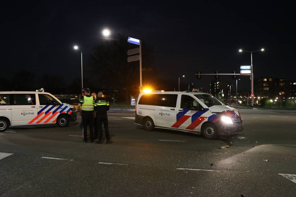 Politiewagen botst op auto