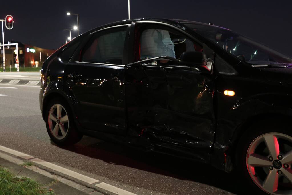 Politiewagen botst op auto