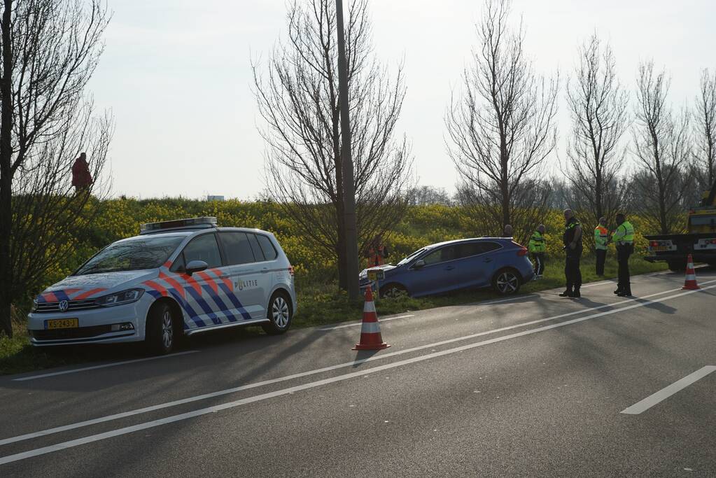 Auto raakt van de weg en botst tegen boom