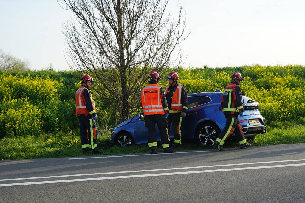 Auto raakt van de weg en botst tegen boom