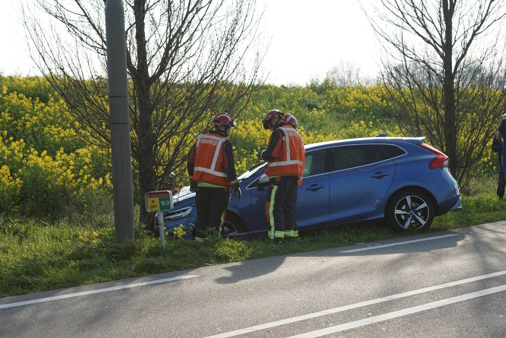 Auto raakt van de weg en botst tegen boom