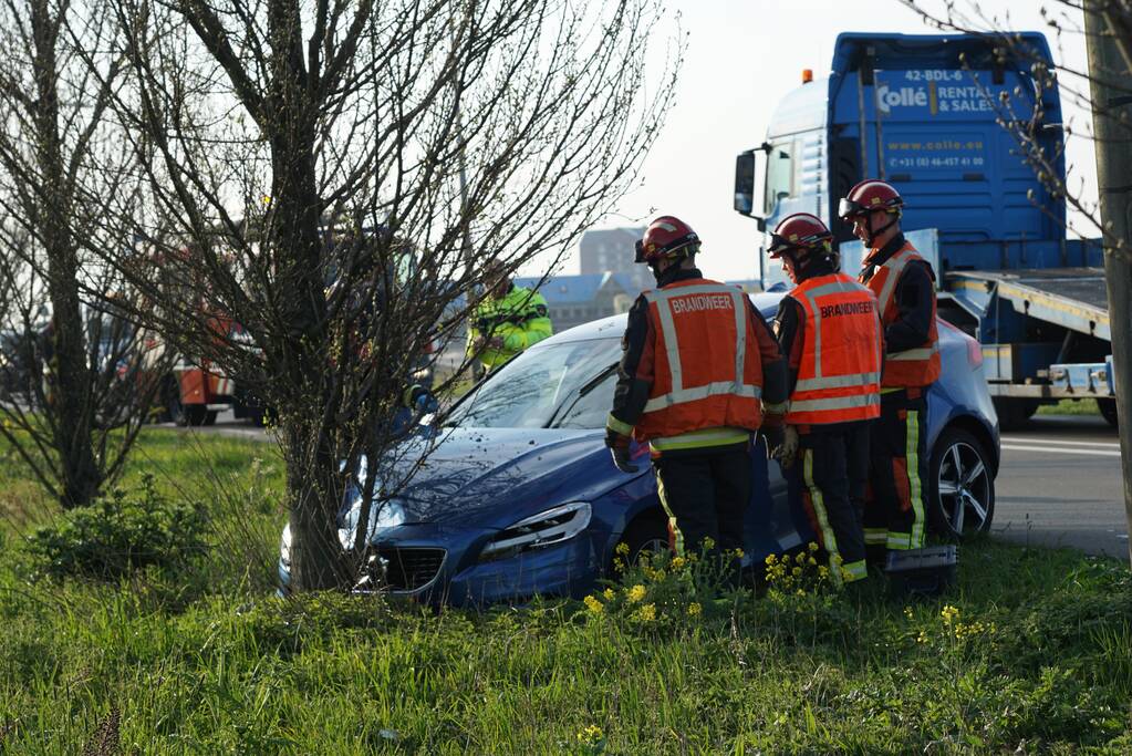 Auto raakt van de weg en botst tegen boom