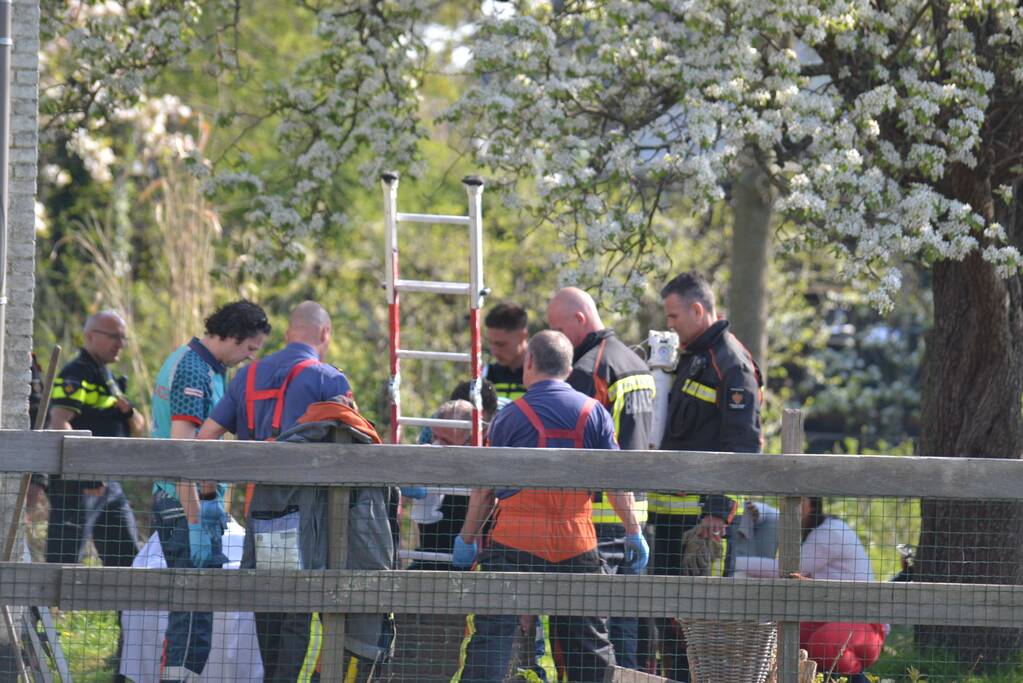 Man bekneld in leiding septictank