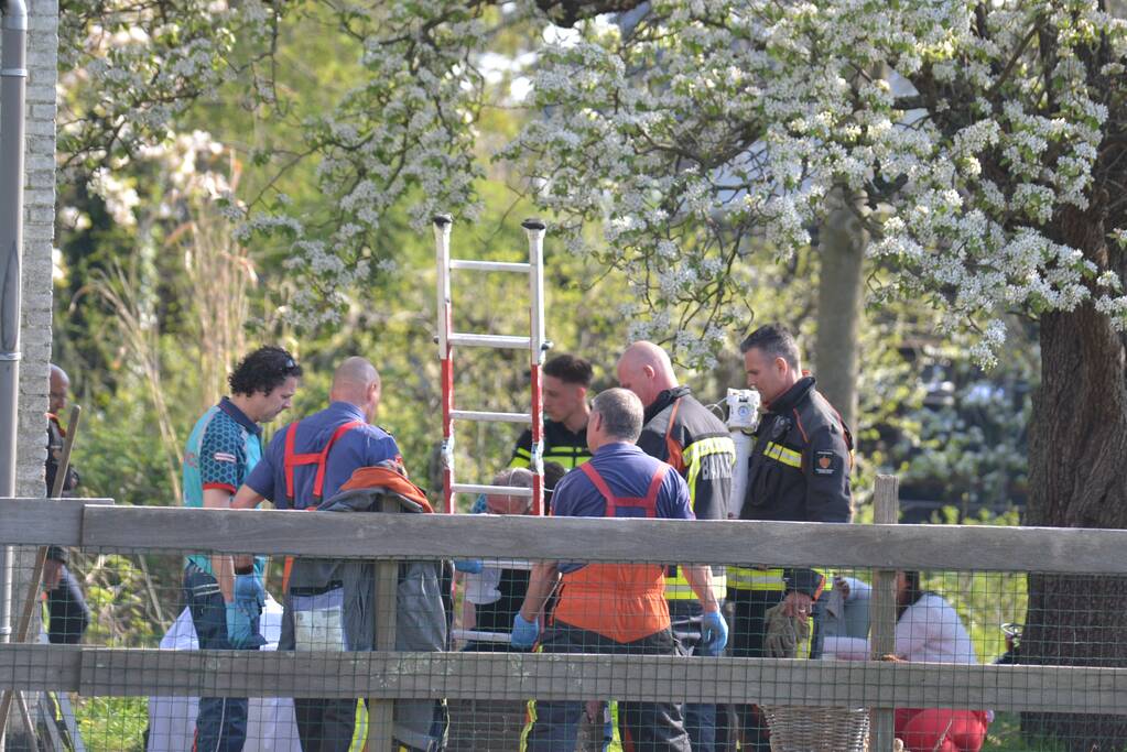 Man bekneld in leiding septictank