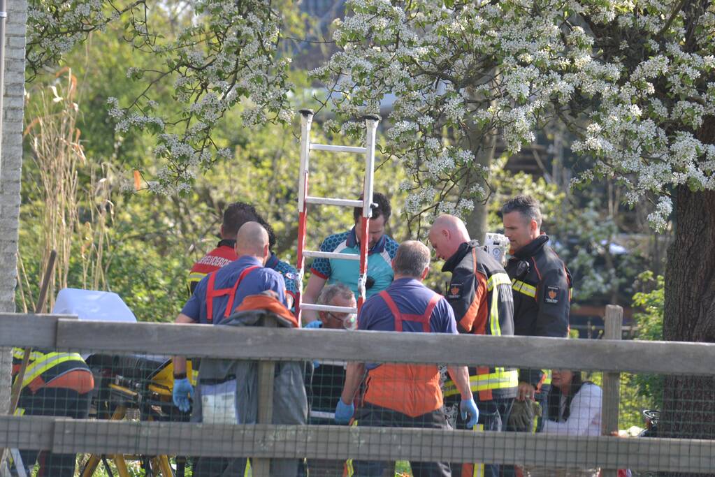 Man bekneld in leiding septictank