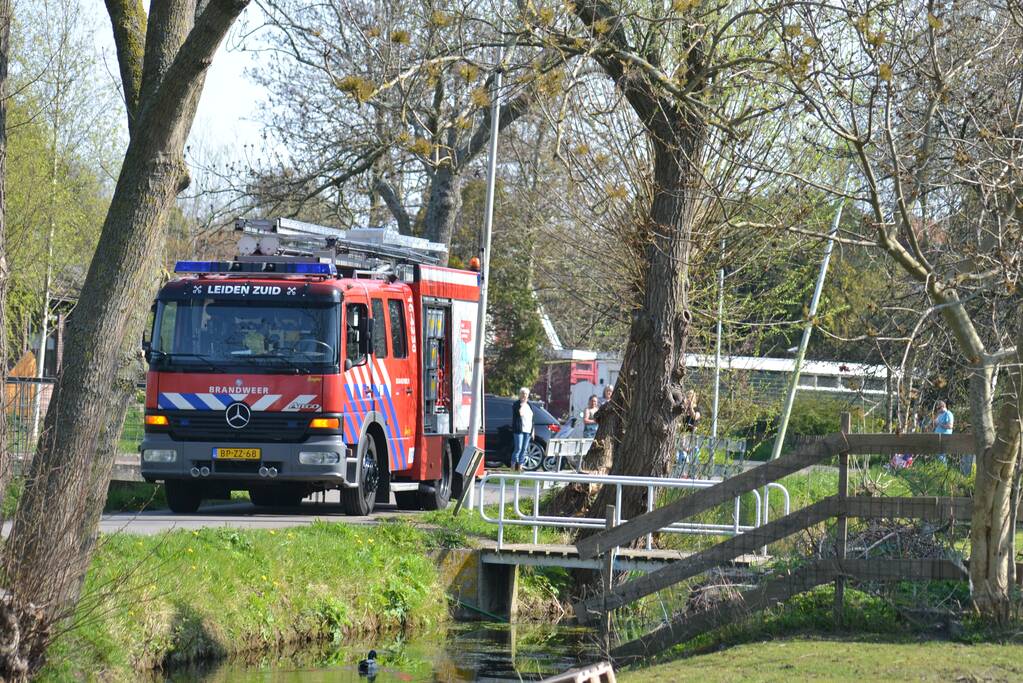 Man bekneld in leiding septictank