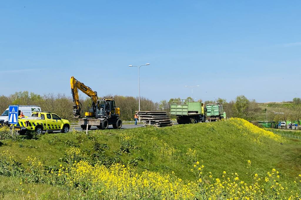 Vrachtwagen verliest lading met bekisting