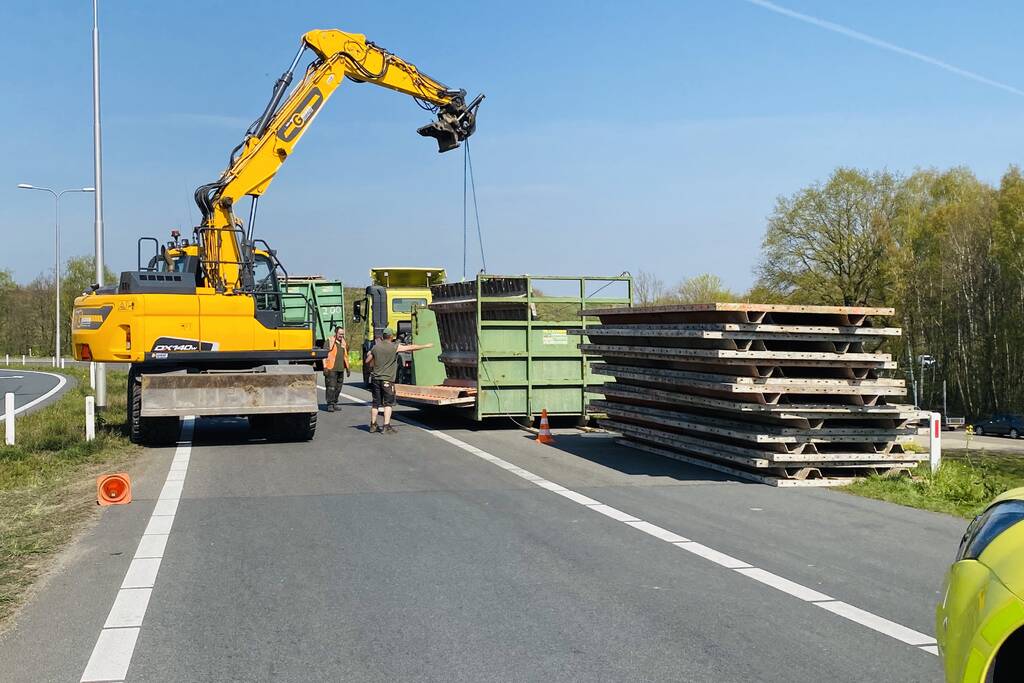 Vrachtwagen verliest lading met bekisting