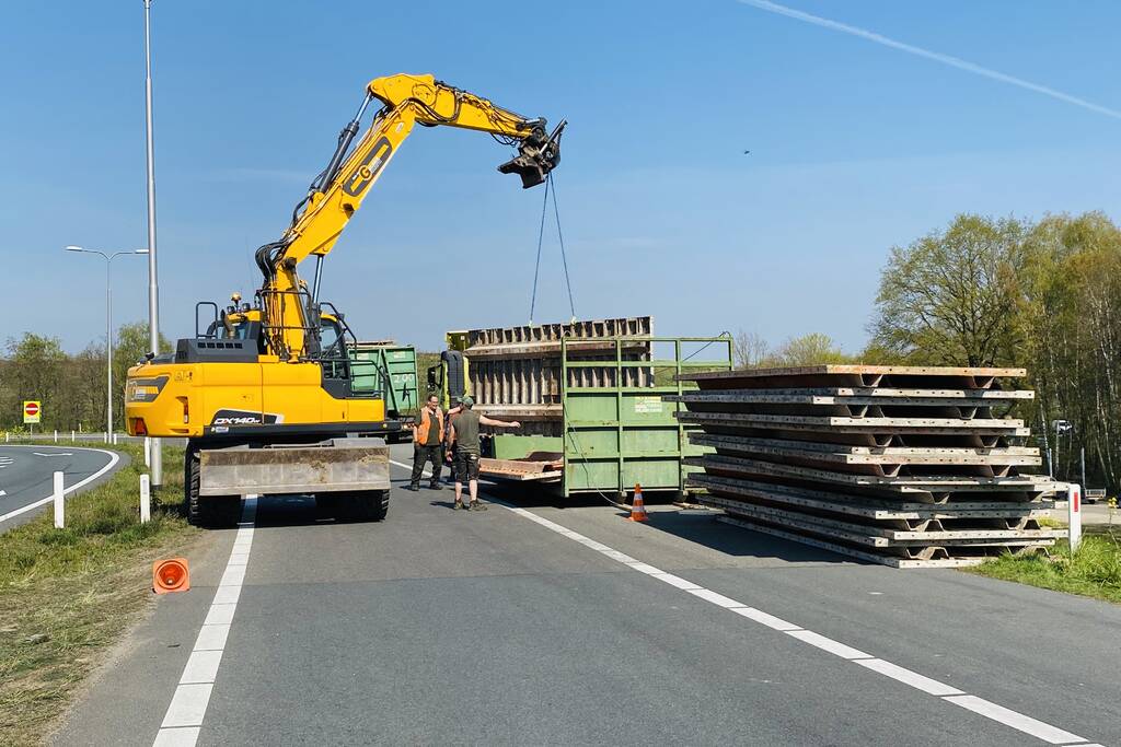 Vrachtwagen verliest lading met bekisting