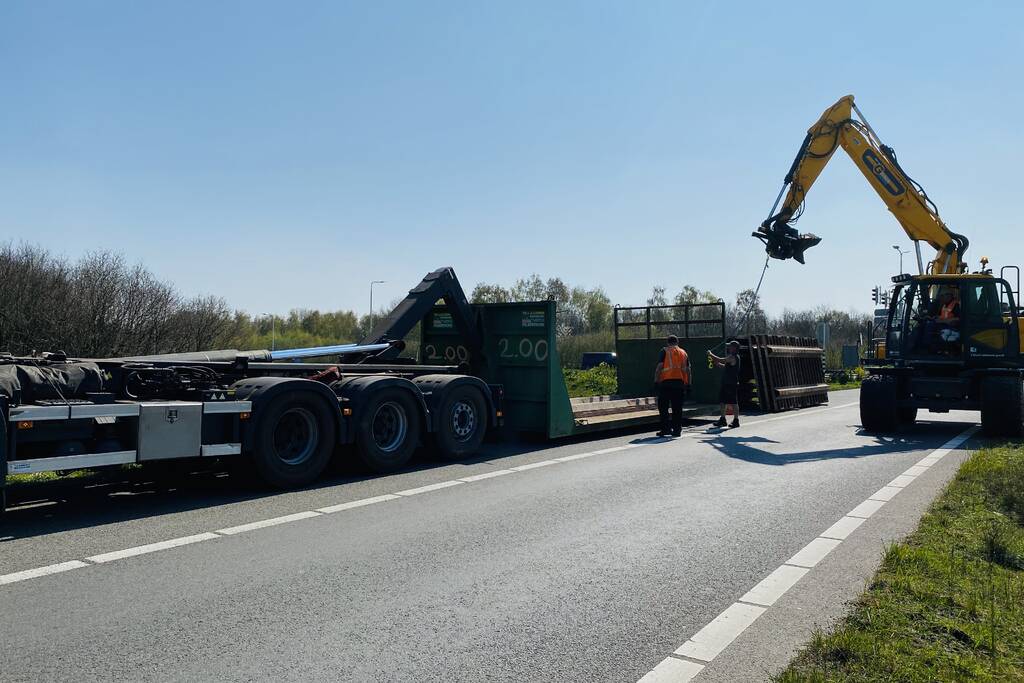 Vrachtwagen verliest lading met bekisting