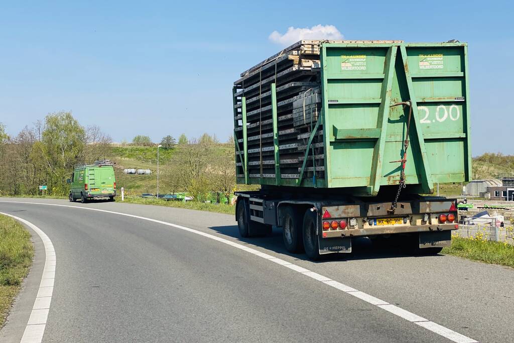 Vrachtwagen verliest lading met bekisting