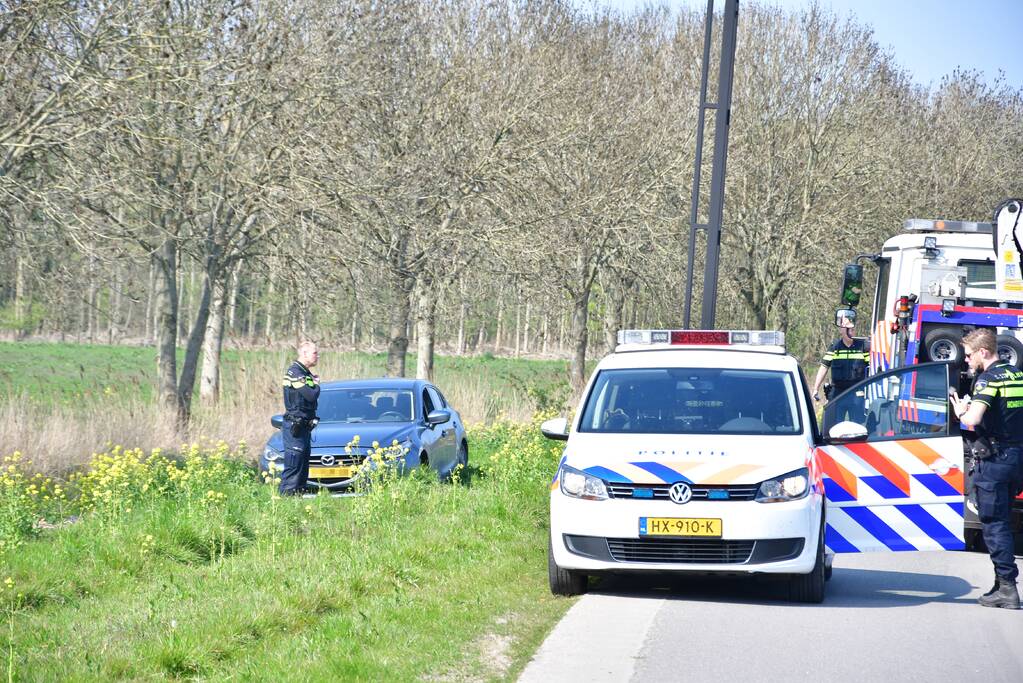 Man met mes steelt onopvallende politievoertuig