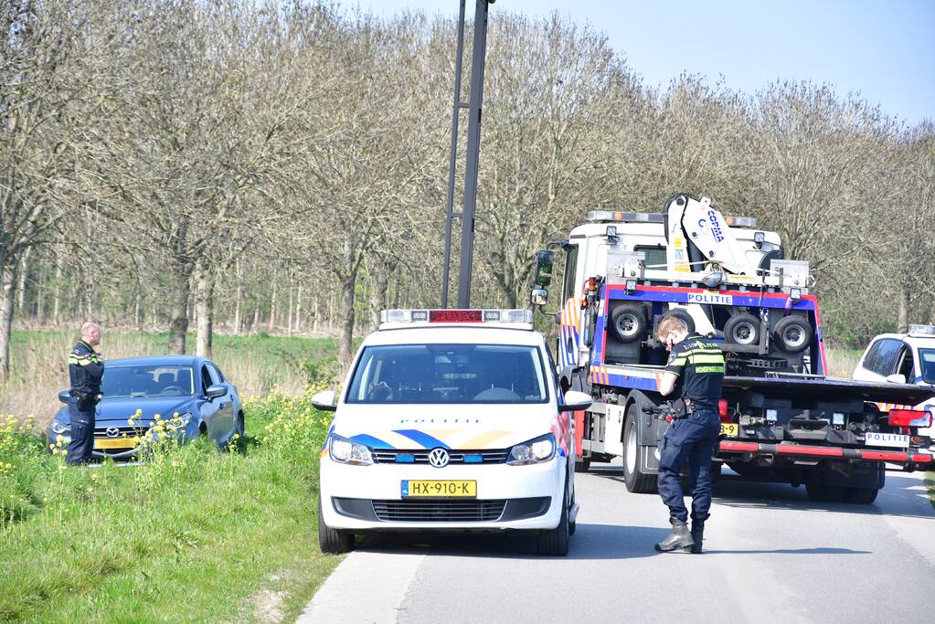 Man met mes steelt onopvallende politievoertuig