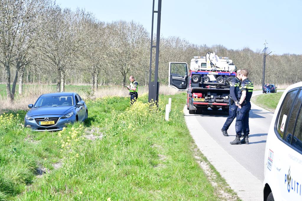 Man met mes steelt onopvallende politievoertuig