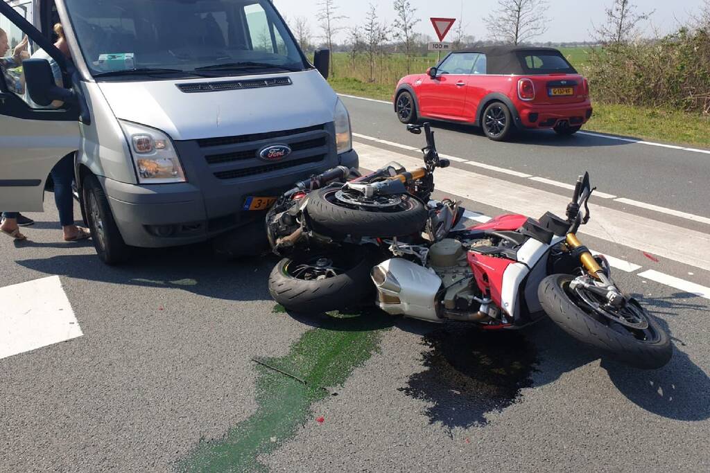 Twee motoren aangereden door niet-oplettende bestuurder bestelbus