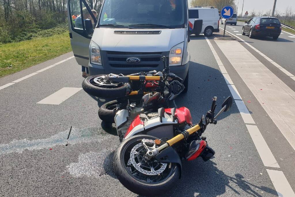 Twee motoren aangereden door niet-oplettende bestuurder bestelbus