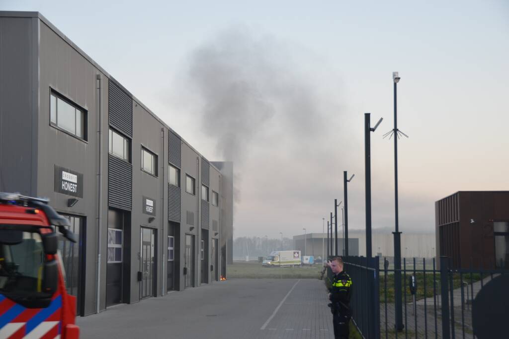 Uitslaande brand in bedrijfspand
