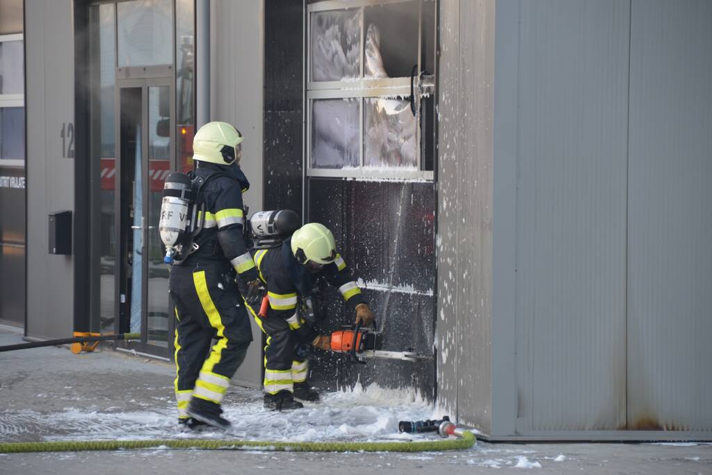 Uitslaande brand in bedrijfspand