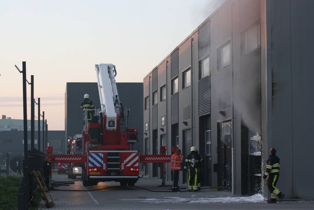 Uitslaande brand in bedrijfspand
