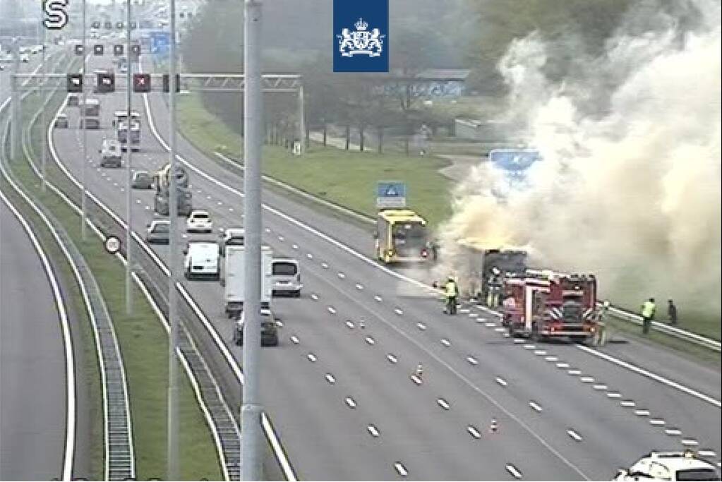 Stadsbus vliegt spontaan in brand op snelweg