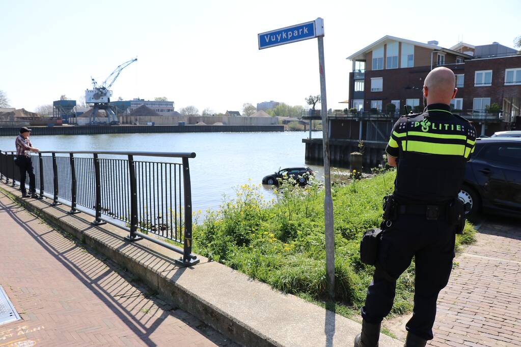 Voertuig rijdt het water in