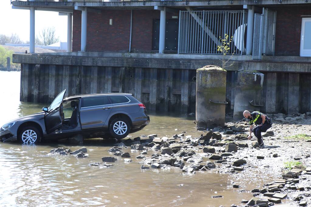 Voertuig rijdt het water in