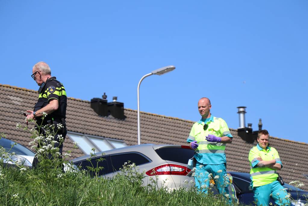 Voertuig rijdt het water in