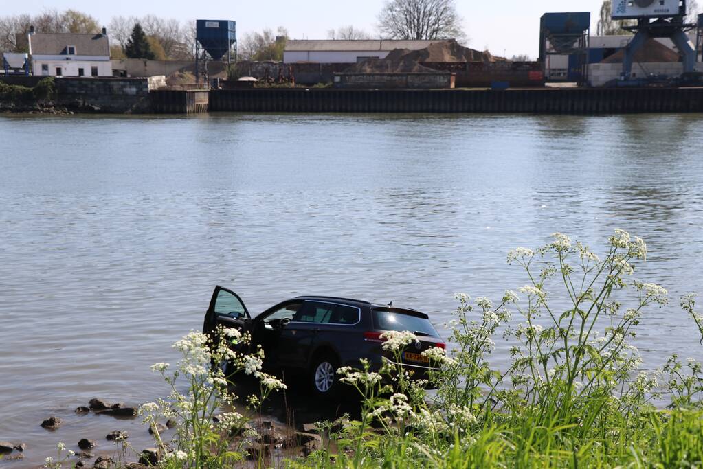 Voertuig rijdt het water in